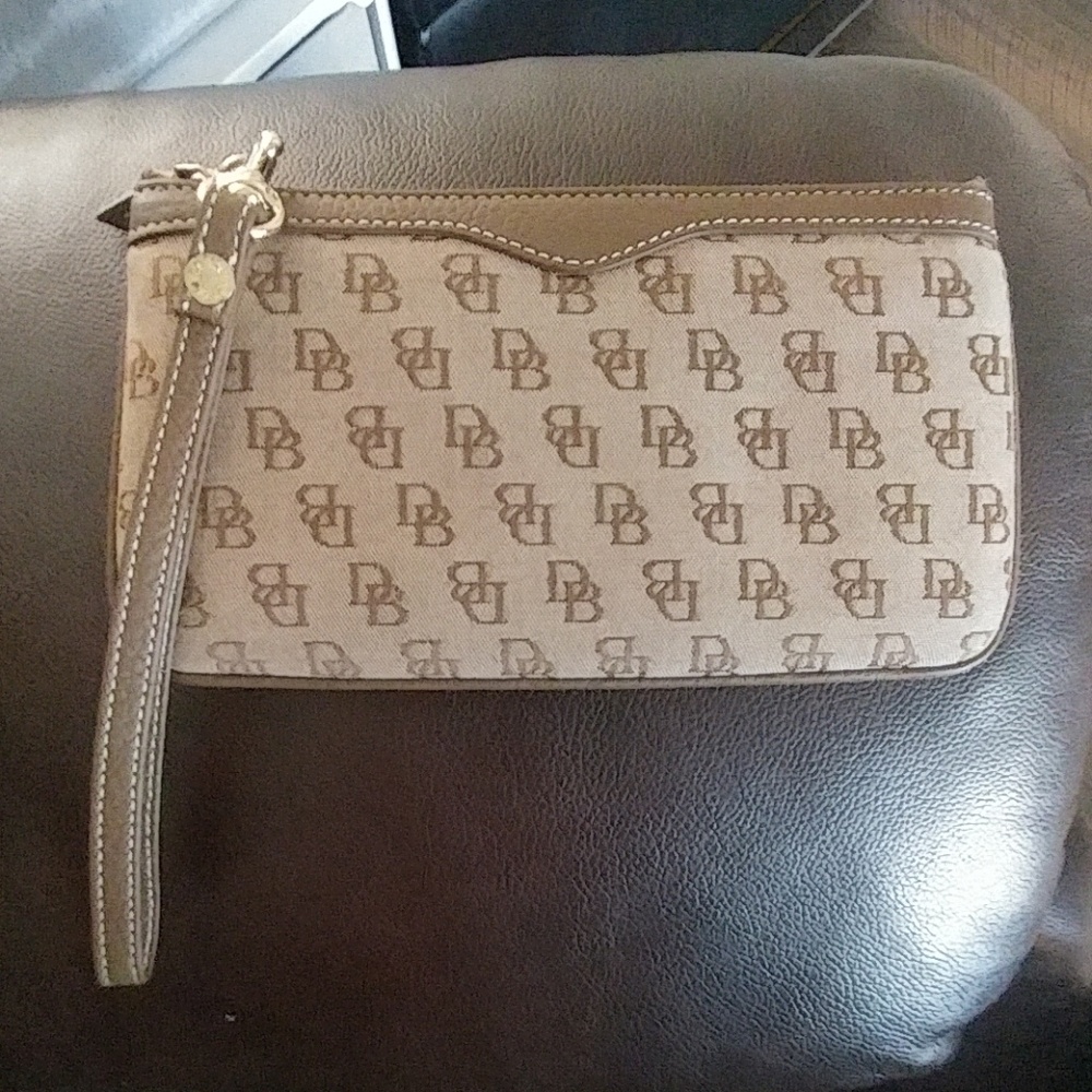Dooney & Bourke wristlet